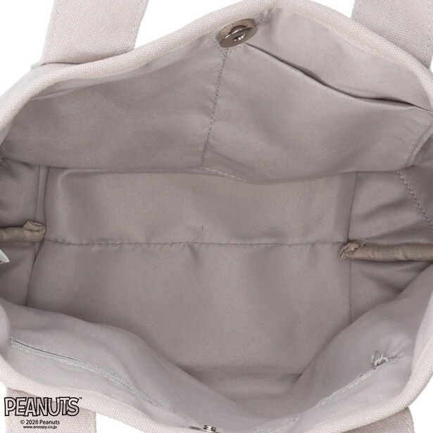 中はオープンポケットが2つとファスナーポケットが1つ付いている