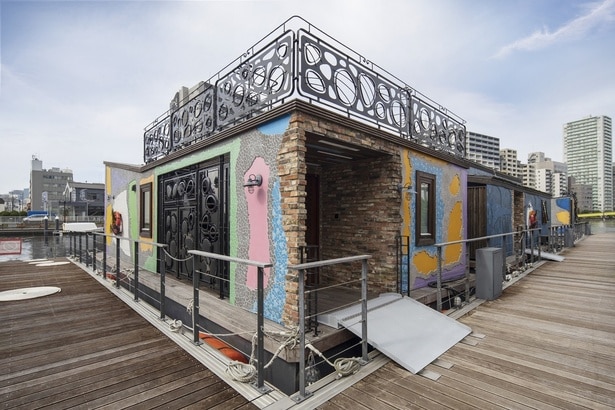 クラッシュタイルやレンガなど異素材が調和する「PETALS TOKYO」の外観