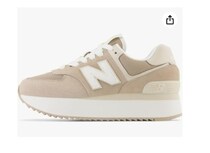 レトロなシャークソールが街に映える。季節を問わず活躍する【ニューバランス】のスニーカーがAmazonに登場中‼