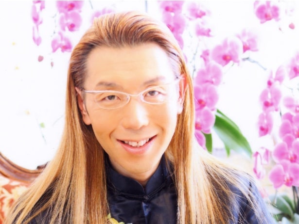 假屋崎省吾さんによるダイナミックなフラワーアート作品も見どころ