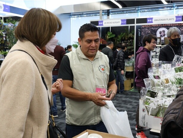 国内外の出展者と来場者でにぎわう花と緑のマーケット