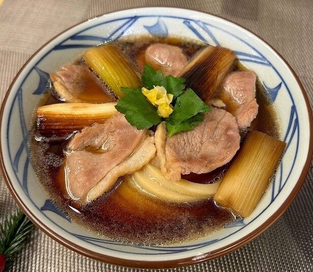 鴨と白ネギの鉄板の組み合わせ「鴨ねぎうどん」