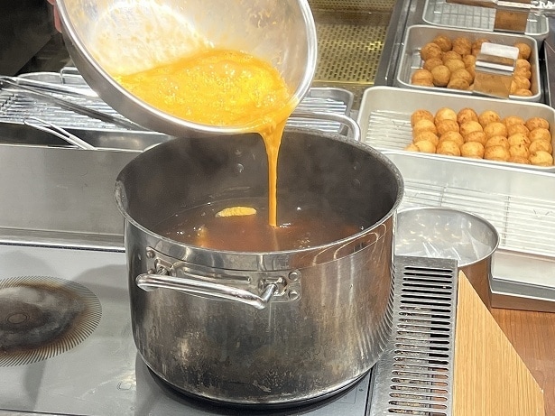 溶き卵を数回に分けて流し入れる