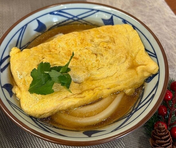 【写真】注文ごとにだし巻き玉子を焼き上げる「だし玉肉づつみうどん」