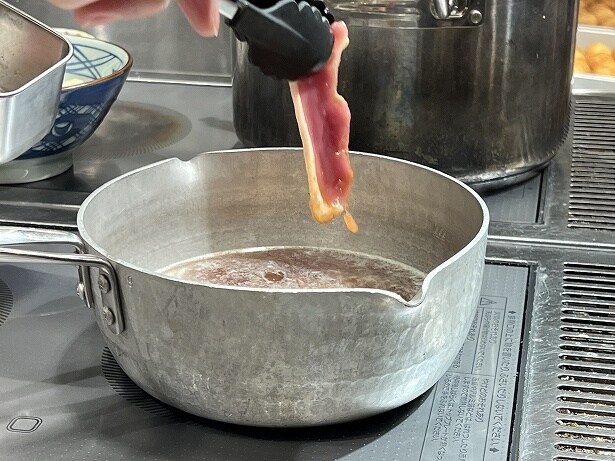特製鴨だしで程よく合鴨肉に火を通す