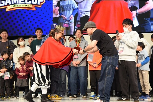 表彰式ではプレゼンターもこなすキンタロー。さん