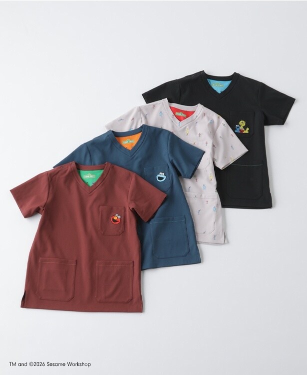 「Scrub Canvas Club:SESAME STREETスクラブトップス」(各1万3090円)