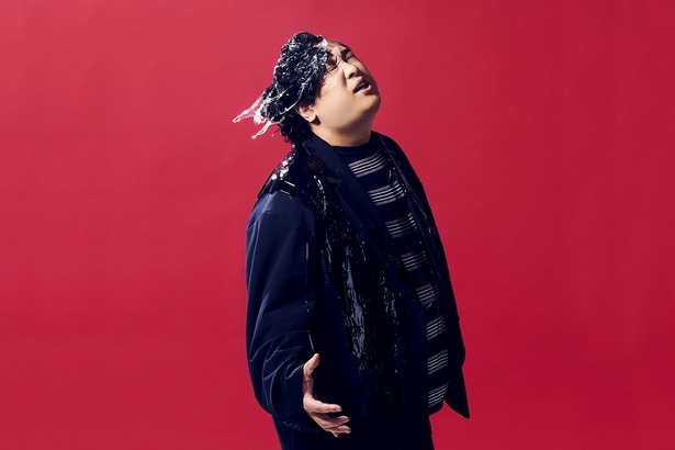 マッキーあるある全開の歌詞が特徴のテーマソングを手掛けた岡崎体育さん。曲は、レトロでポップな世界観を、シュールかつ、おもしろく解放するハッピーチューンに仕上がっている