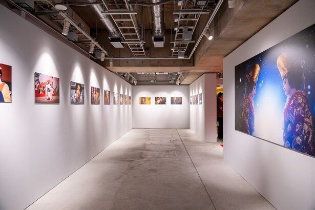【写真】名シーンの写真が並ぶ地下2階の会場。映画の感動と興奮が蘇ってくる展示となっている