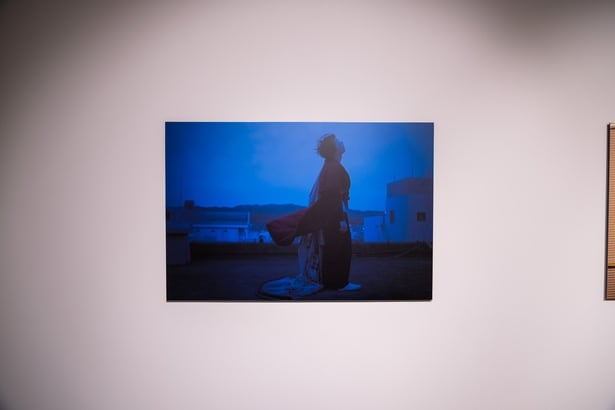屋上の印象深いシーンも展示されている