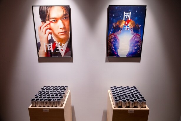 本展と映画、それぞれのキービジュアルを採用したポスター(各1000円)