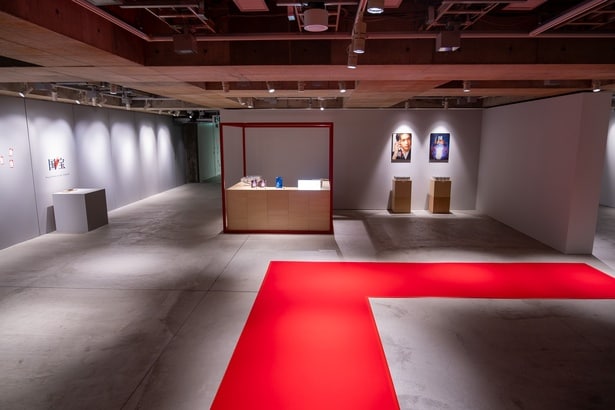 エントランスから、レッドカーペットを歩いて展示室へと向かう