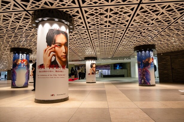 銀座線の銀座駅と直結。同展のキービジュアルで彩られた、エントランス前の地下通路
