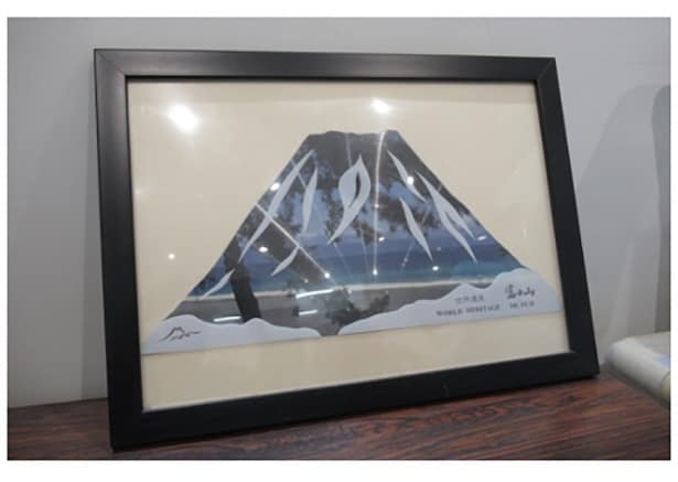 【写真】窓ガラス等に貼って楽しめる富士山グッズ