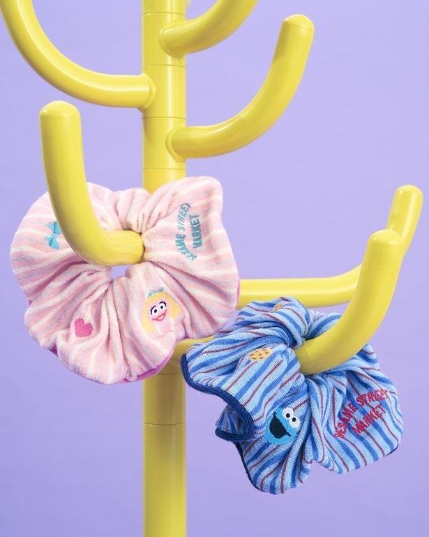 「ストライプシュシュ」(各2750円)