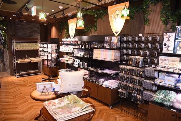 多彩な「FF XIV」グッズが並ぶ店内