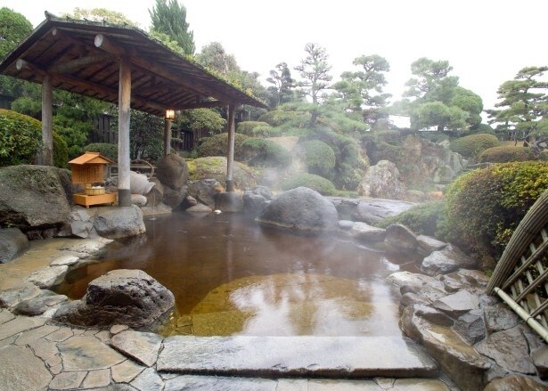 露天茶風呂は、きれいな緑茶色になっている