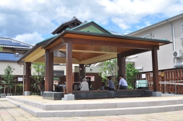 広場に人が集まっている光景を目にする