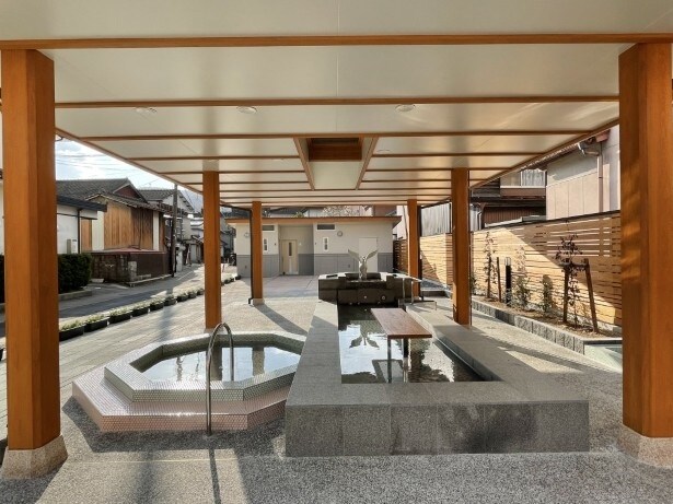 湯っつら広場の足湯にはテーブルがあるので、飲み物なども置けて使い勝手がよさそう！