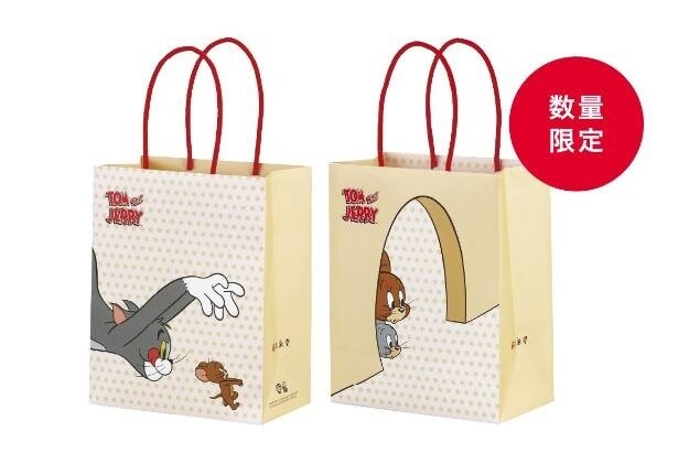 アーチをくぐるジェリーと追いかけるトムをデザインした、遊び心あふれる専用手提げ袋。ギフトにも使いやすい、数量限定のコラボデザイン