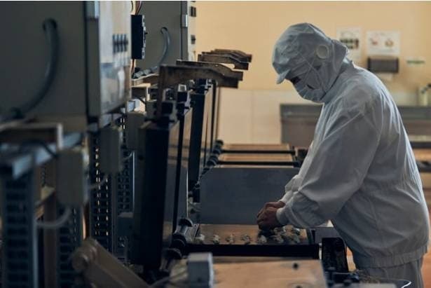 桂新堂のえびせんべいづくりを支える製造現場の様子