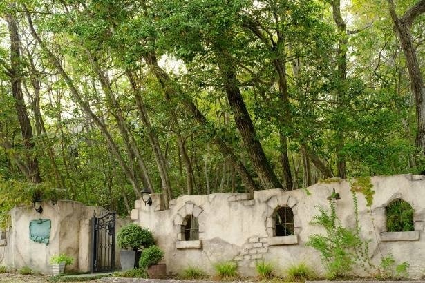 【写真】木々に囲まれた静かな環境が、何もしない贅沢な滞在を印象づける