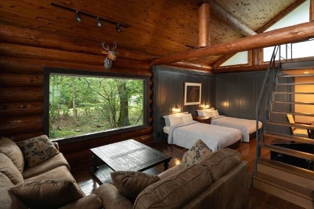 森を望む客室で過ごす、くつろぎの時間。木の温もりに包まれた空間で、静寂と自然を感じながら何もしない贅沢を味わえる