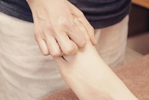 施術者の手に身を委ね、からだの緊張をゆっくりとほぐす