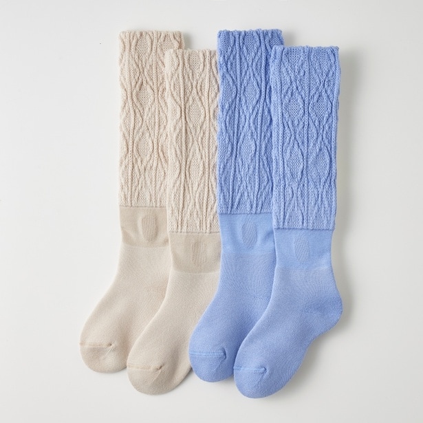 2025年10月に発売された、ケーブルニットデザインの「まるでこたつソックス」(各1980円)