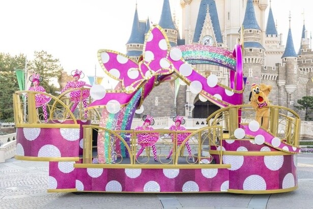 大きなリボンで飾られたフロート。ドット模様も印象的