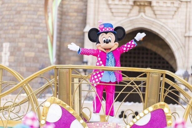 ミッキーマウスもピンクの衣装！