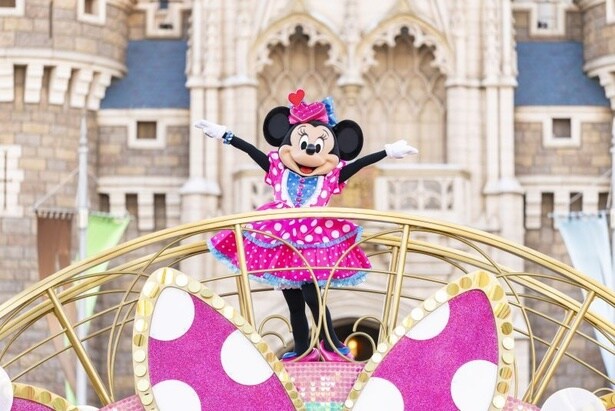 東京ディズニーランドがミニーマウスの世界観でキラキラに！パレードや夜の演出で盛り上がる