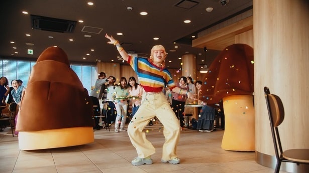 巨大な“きのこの山”と“たけのこの里”とダンスをするMAHINAさん