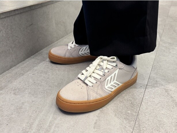 【写真】上品なシルエットの「CATIBA PRO 2.0 Plaza Taupe/Ivory」(1万6500円)