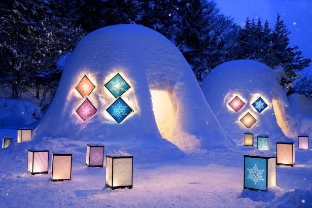 【写真】津軽こぎん刺しの文様が光る灯籠と、雪で形作られたかまくらが並び立つ