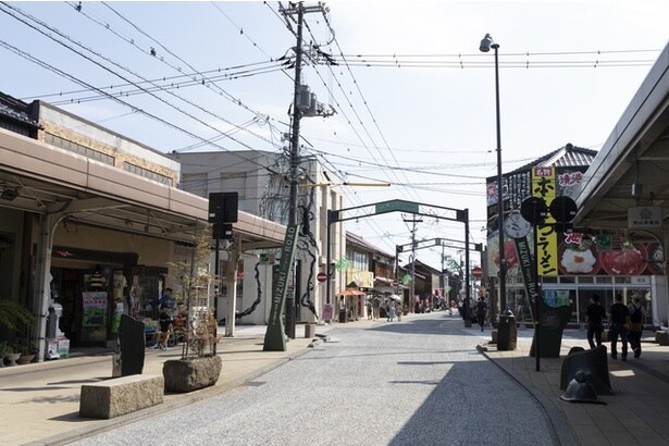 妖怪ブロンズ像が並ぶ水木しげるロードの通り