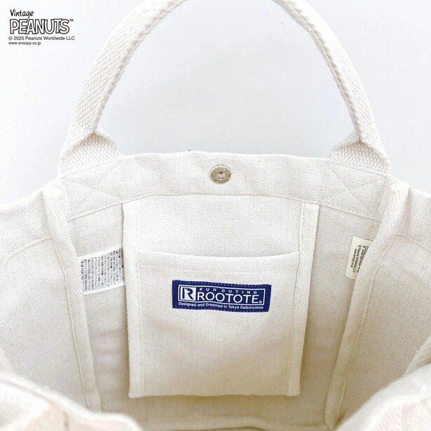 スマホがすっぽり収まる内ポケット付き