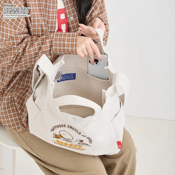 両サイドのルーポケットはスマホや小物の指定席に