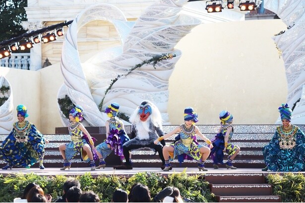 ダンサーたちと息のあったダンスを披露するラフィキ