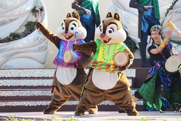 チップとデールも打楽器を叩いて演奏に参加