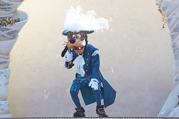 グーフィーは仮面舞踏会風の衣装で登場