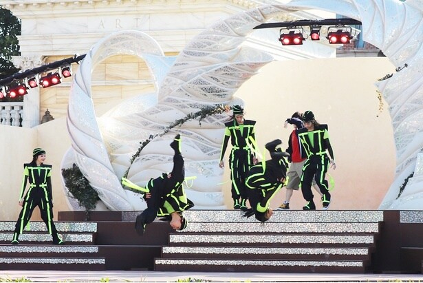 次々と披露されるアクロバティックなダンスに大興奮！