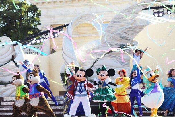 カラフルなリボンが舞う中、ポーズを決めるディズニーの仲間たち