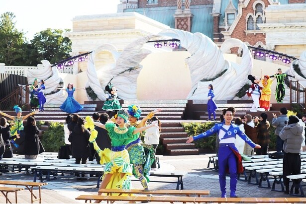 ゲストがダンスに参加するコーナーでは、客席にダンサーが登場