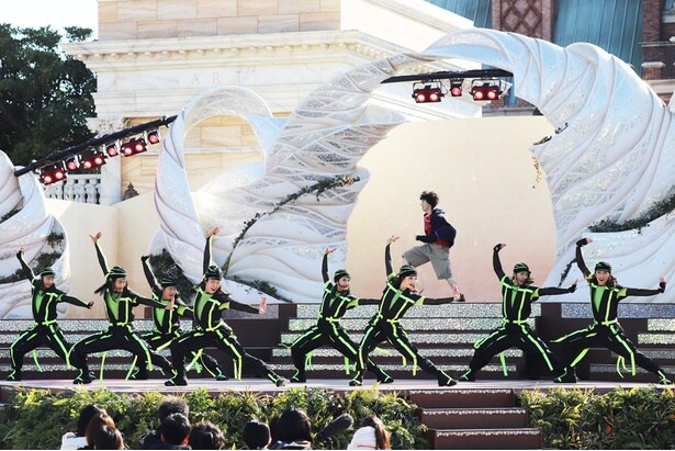 歌舞伎の“見得”をイメージしたポーズを決める、ダンサーたち