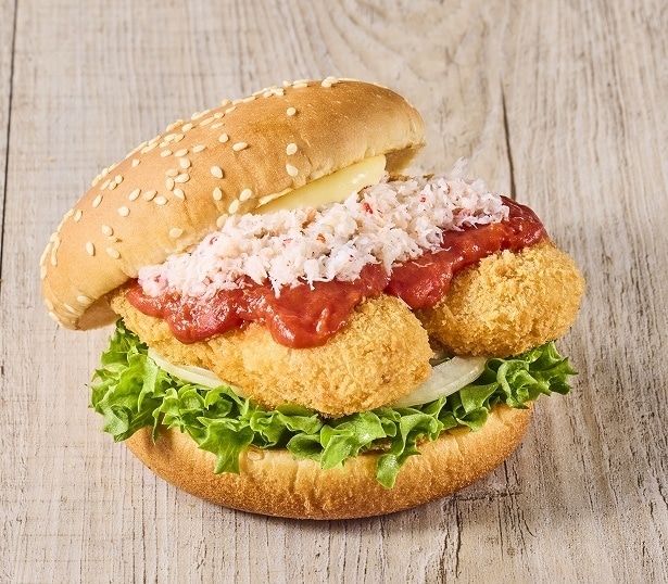 「オオズワイガニのクリームコロッケバーガー～濃厚トマトソース」
