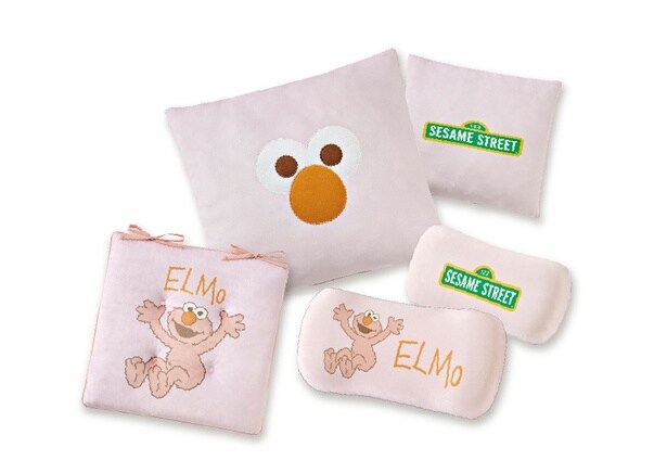 ピンクで統一されたエルモのクッションシリーズ