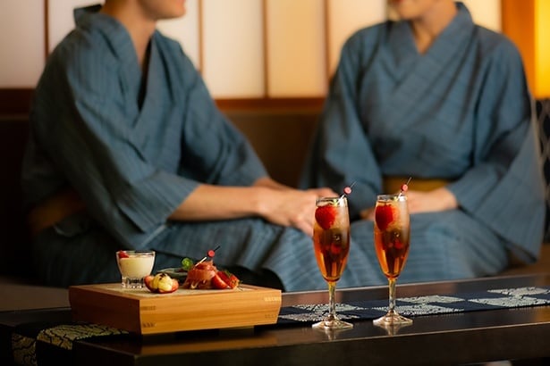 客室で楽しむいちごの晩酌セット