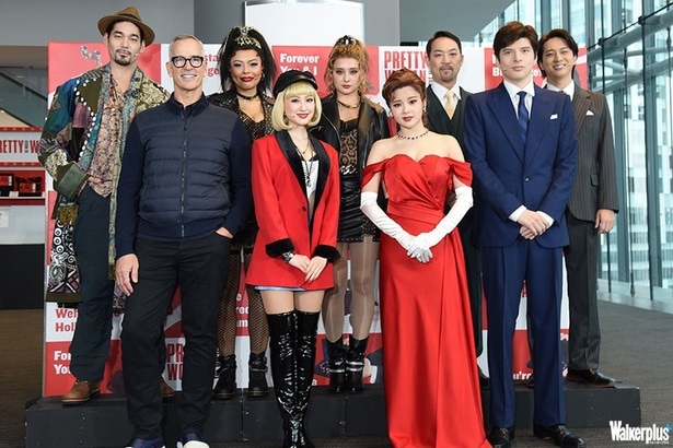 『PRETTY WOMAN The Musical』のキャスト陣と演出・振付を担当したジェリー・ミッチェルさん(前列左)が囲み取材に応じた