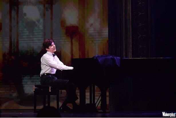 ピアノを演奏するシーンも